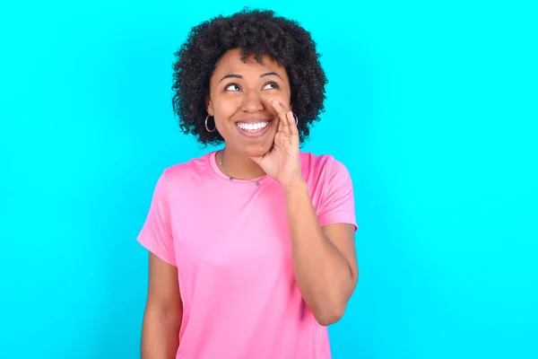 Jonge Afro Amerikaanse Vrouw Draagt Roze Shirt Blauwe Achtergrond Horen — Stockfoto