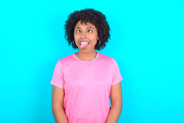 Young African American Woman Wearing Pink Shirt Blue Background Showing — Zdjęcie stockowe