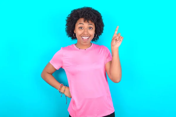Young African American Woman Wearing Pink Shirt Blue Background Holding — Stockfoto