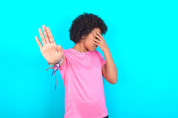 Young African American Woman Wearing Pink Shirt Blue Background Covers — Stockfoto