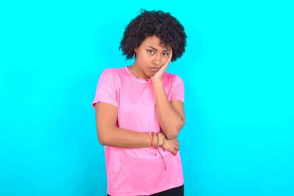 Jovem Afro Americana Muito Entediada Vestindo Camiseta Rosa Sobre Fundo — Fotografia de Stock