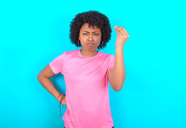Młoda Afroamerykanka Ubrana Różowy Shirt Niebieskim Tle Zły Gest Typowy — Zdjęcie stockowe