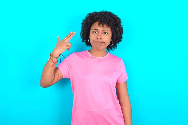 Nieszczęśliwa Młoda Afroamerykanka Różowym Shircie Niebieskim Tle Robi Samobójczy Gest — Zdjęcie stockowe