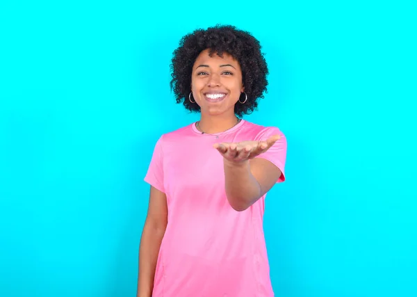 Young African American Woman Wearing Pink Shirt Blue Background Smiling — Stockfoto