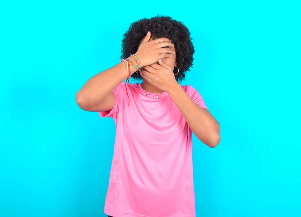 Young African American Woman Wearing Pink Shirt Blue Background Covering — Foto de Stock