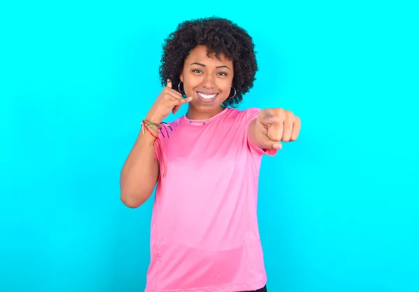 Young African American Woman Wearing Pink Shirt Blue Background Smiling — 스톡 사진