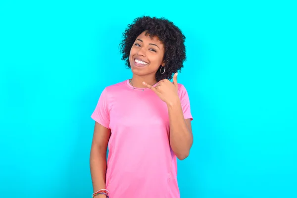 Młoda Afroamerykanka Ubrana Różowy Shirt Niebieskim Tle Uśmiechnięta Wykonująca Gest — Zdjęcie stockowe
