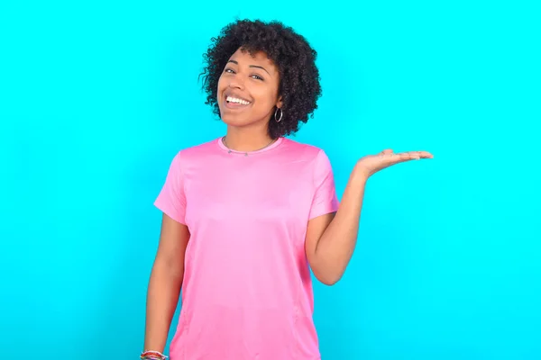 Young African American Woman Wearing Pink Shirt Blue Background Smiling — Zdjęcie stockowe