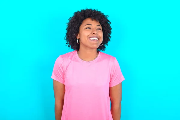 Młoda Afroamerykanka Ubrana Różowy Shirt Niebieskim Tle Bardzo Szczęśliwa Podekscytowana — Zdjęcie stockowe