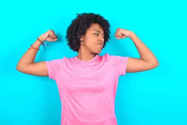 Young African American Woman Wearing Pink Shirt Blue Background Showing — 스톡 사진