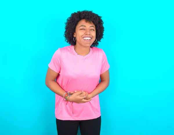 Młoda Afroamerykanka Ubrana Różowy Shirt Niebieskim Tle Uśmiechnięta Śmiejąca Się — Zdjęcie stockowe