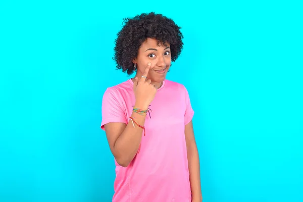 Jovem Afro Americana Vestindo Camiseta Rosa Sobre Fundo Azul Apontando — Fotografia de Stock