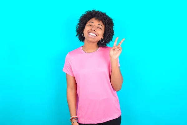 Młoda Afroamerykanka Ubrana Różowy Shirt Niebieskim Tle Uśmiechnięta Szczęśliwą Twarzą — Zdjęcie stockowe