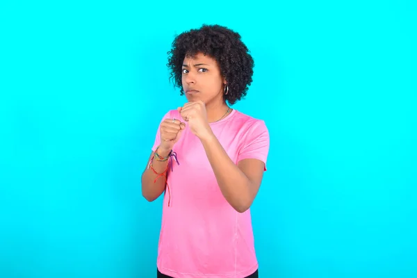 Young African American Woman Wearing Pink Shirt Blue Background Ready — Stockfoto
