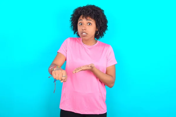 Young African American Woman Wearing Pink Shirt Blue Background Hurry — Stockfoto