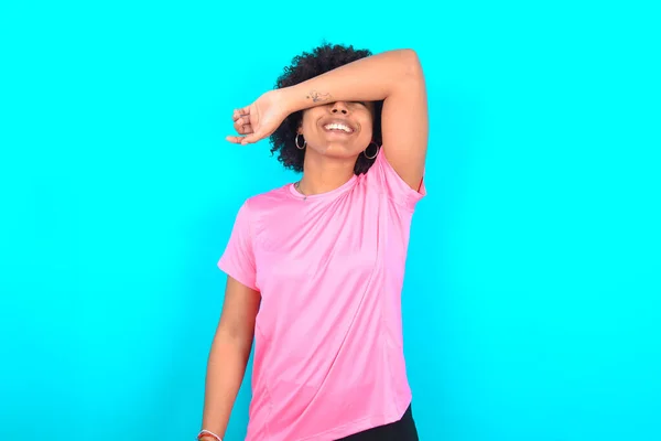 Jovem Afro Americana Vestindo Camiseta Rosa Sobre Fundo Azul Cobrindo — Fotografia de Stock