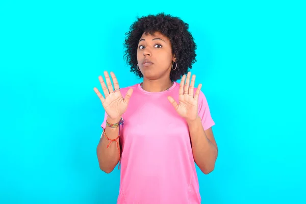 Młoda Afroamerykanka Ubrana Różowy Shirt Niebieskim Tle Odsuwa Dłonie Pokazując — Zdjęcie stockowe