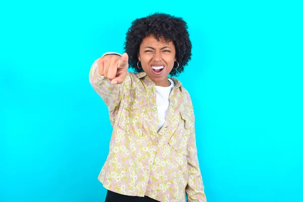 Young African American Woman Wearing Floral Shirt Blue Background Pointing — ストック写真