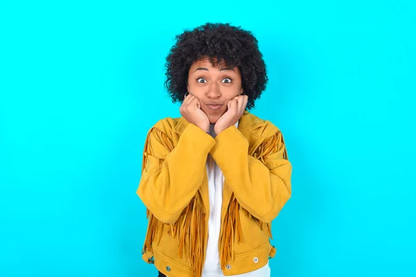 Jonge Afro Amerikaanse Vrouw Draagt Gele Franje Jas Blauwe Achtergrond — Stockfoto