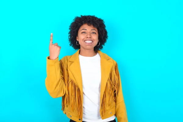 Jonge Afro Amerikaanse Vrouw Draagt Gele Franje Jas Blauwe Achtergrond — Stockfoto