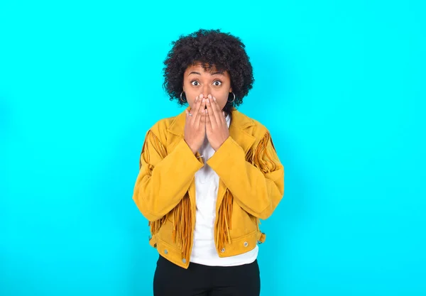Jonge Afro Amerikaanse Vrouw Draagt Gele Franje Jas Blauwe Achtergrond — Stockfoto