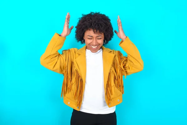 Jovem Afro Americano Mulher Vestindo Amarelo Franja Jaqueta Sobre Azul — Fotografia de Stock