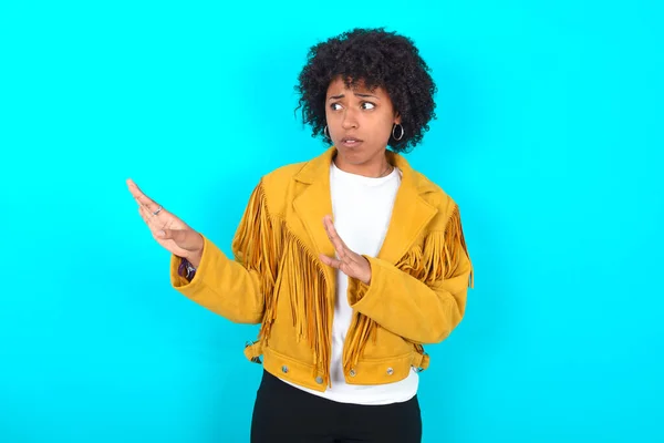 Displeased Young African American Woman Wearing Yellow Fringe Jacket Blue — Stockfoto