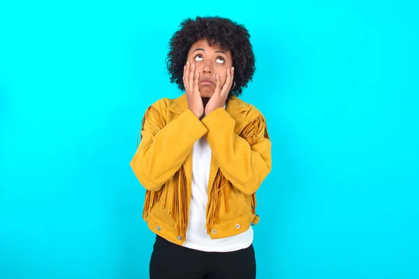 Jonge Afro Amerikaanse Vrouw Draagt Gele Franje Jas Blauwe Achtergrond — Stockfoto