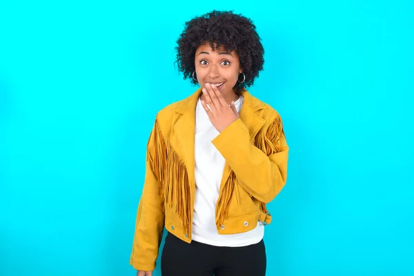 Young African American Woman Wearing Yellow Fringe Jacket Blue Background — Zdjęcie stockowe