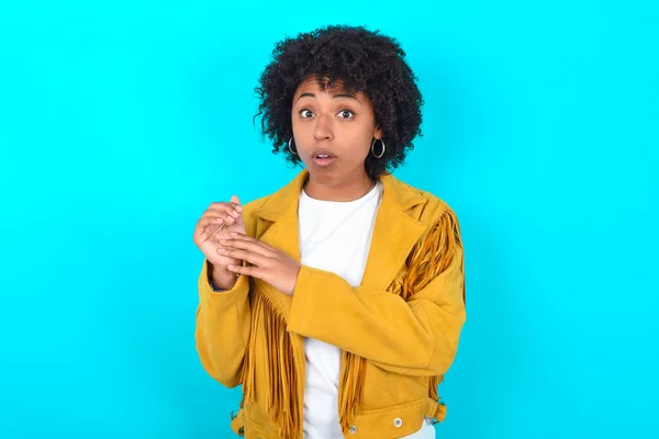 Surprised Emotional Young African American Woman Wearing Yellow Fringe Jacket — Stockfoto