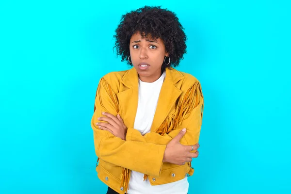 Young African American Woman Wearing Yellow Fringe Jacket Blue Background — Stock fotografie