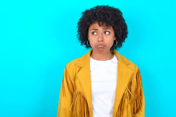 Dissatisfied Young African American Woman Wearing Yellow Fringe Jacket Blue — Stockfoto