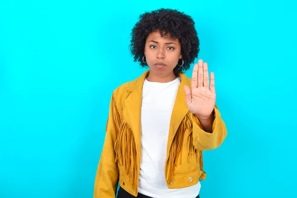 Young African American Woman Wearing Yellow Fringe Jacket Blue Background — Stockfoto