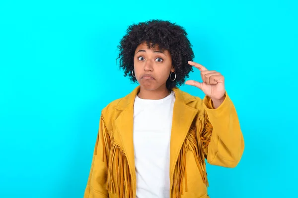 Young African American Woman Wearing Yellow Fringe Jacket Blue Background — Stockfoto