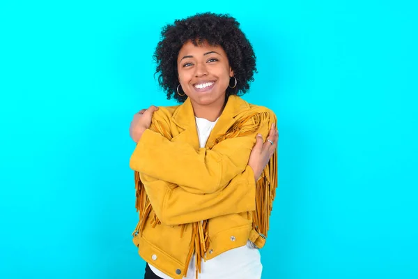 Uroczy Zadowolony Młody Afroamerykanin Kobieta Żółtej Kurtce Frędzli Niebieskim Tle — Zdjęcie stockowe