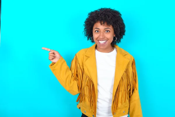 Młoda Afroamerykanka Żółtej Kurtce Frędzlami Niebieskim Tle Koncepcja Promocji Reklamy — Zdjęcie stockowe