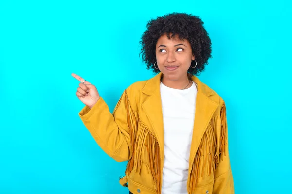 Young African American Woman Wearing Yellow Fringe Jacket Blue Background — 图库照片