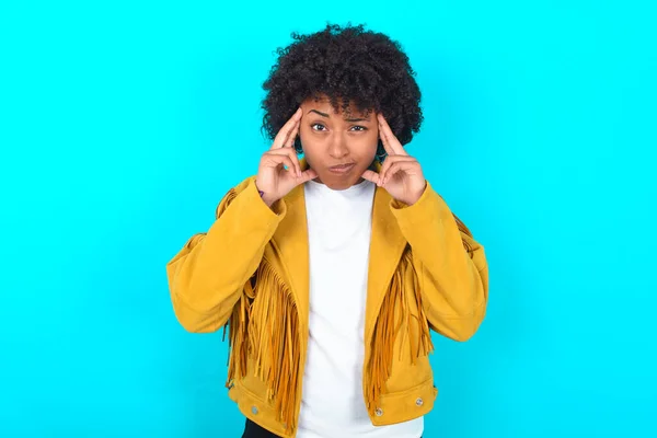 Serius Terkonsentrasi Wanita Muda Afrika Amerika Mengenakan Jaket Pinggiran Kuning — Stok Foto