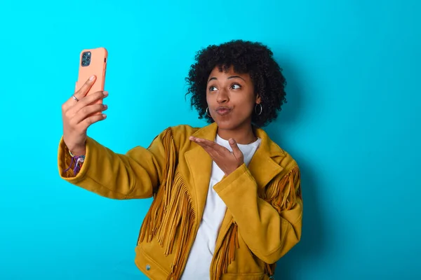 Joven Mujer Afroamericana Con Chaqueta Franja Amarilla Sobre Fondo Azul — Foto de Stock