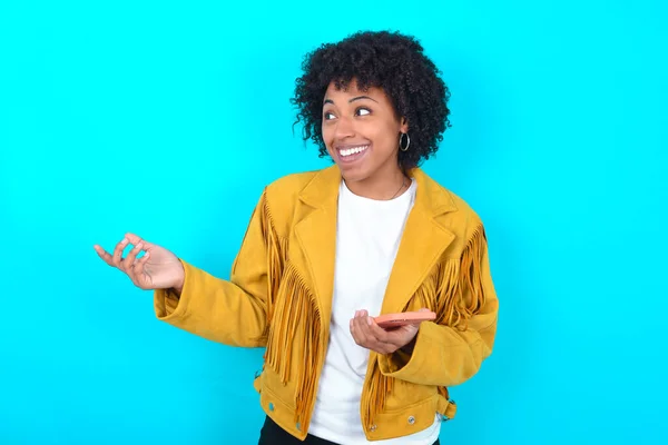 Happy Pleased Young African American Woman Wearing Yellow Fringe Jacket — Stockfoto