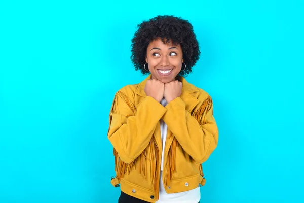 Young African American Woman Wearing Yellow Fringe Jacket Blue Background — Zdjęcie stockowe