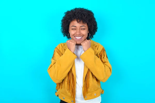 Young African American Woman Wearing Yellow Fringe Jacket Blue Background — Zdjęcie stockowe