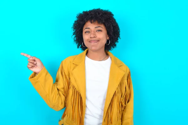 Young African American Woman Wearing Yellow Fringe Jacket Blue Background — Stockfoto