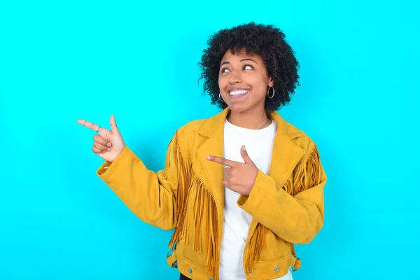 Optymistyczna Młoda Afroamerykanka Żółtej Kurtce Frędzlami Nad Niebieskimi Punktami Tła — Zdjęcie stockowe