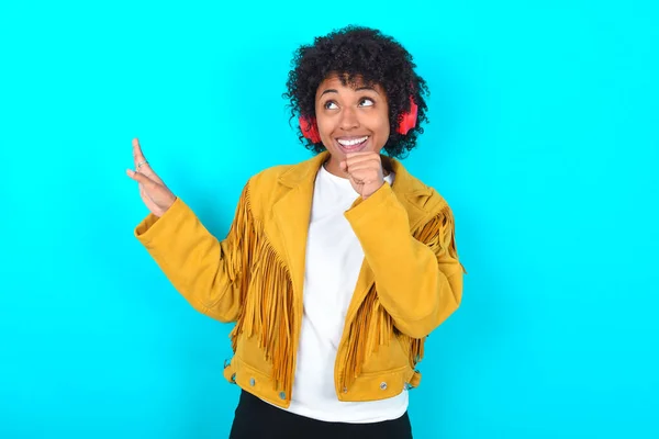 Happy Young African American Woman Wearing Yellow Fringe Jacket Blue — Foto Stock