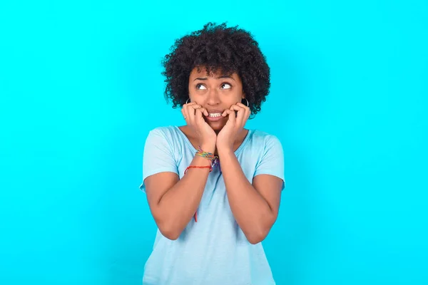 Doodsbange Afro Amerikaanse Vrouw Met Afro Kapsel Dragen Blauwe Shirt — Stockfoto