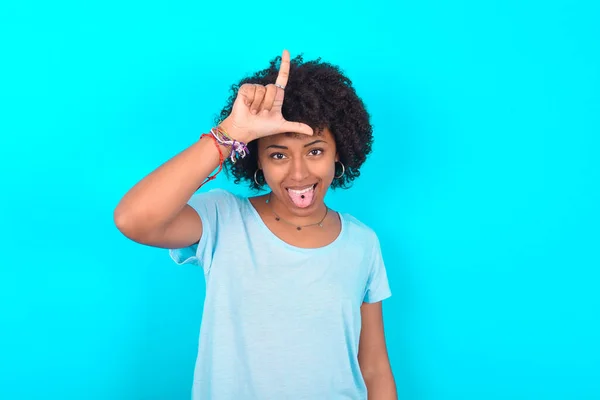 Rolig Afroamerikansk Kvinna Med Afro Frisyr Bär Blå Shirt Över — Stockfoto