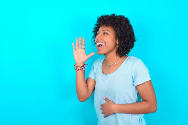 Afro Amerikaanse Vrouw Met Afro Kapsel Dragen Van Blauwe Shirt — Stockfoto