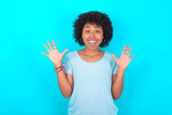 Zachwycony Pozytywne Afroamerykanka Afro Fryzura Noszenie Niebieski Shirt Niebieskim Tle — Zdjęcie stockowe