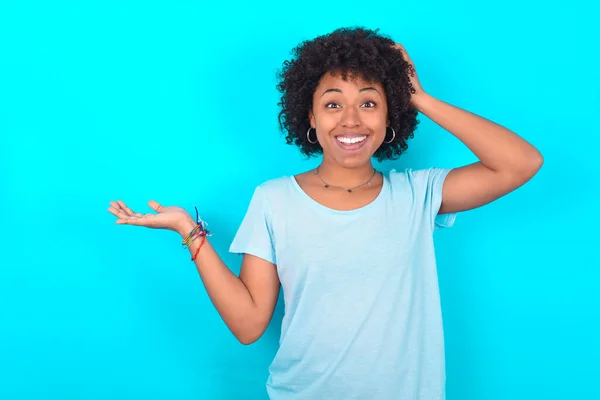 Zszokowany Zaskoczony Zaskoczony Afroamerykanka Afro Fryzury Noszenie Niebieski Shirt Niebieskim — Zdjęcie stockowe